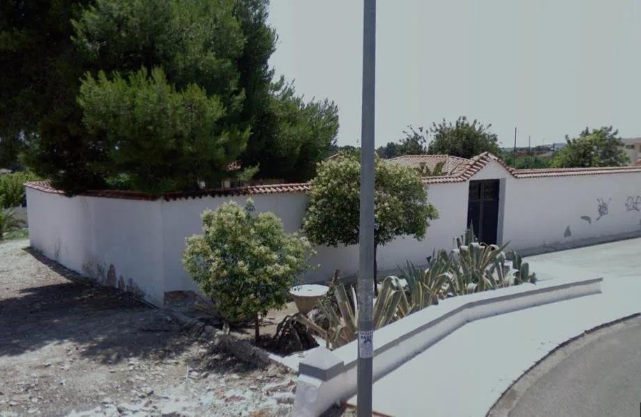 Accidente a baja velocidad en un acceso residencial termina con un conductor asistido