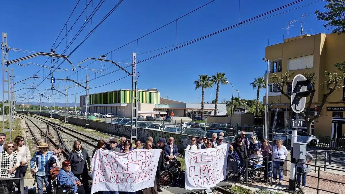 Vecinos de l'Eliana exigen reabrir el paso peatonal en las vías del metro