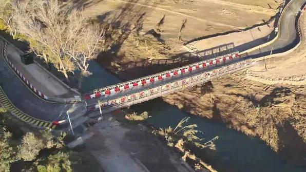 Riba-roja desmonta el puente militar que unió a más de 3.500 vecinos tras la DANA